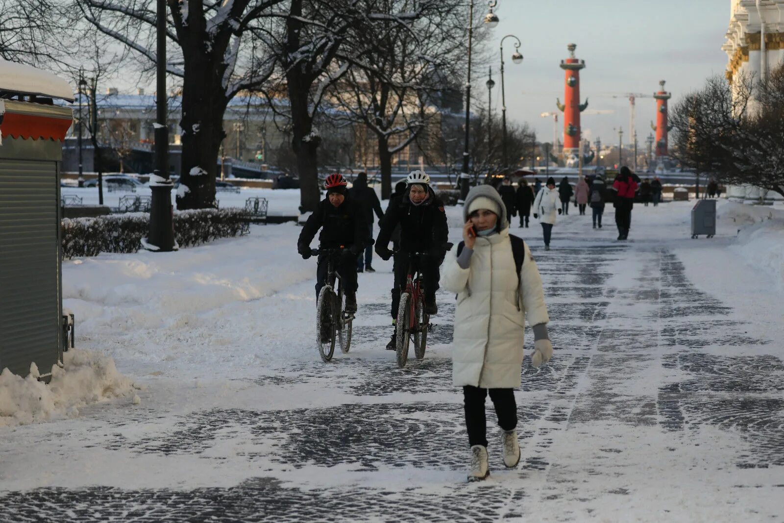 Прогноз погоды в петербурге в феврале. Март в городе. Оттепель в Питере. Оттепель в феврале Петербург. Март оттепель в городе.