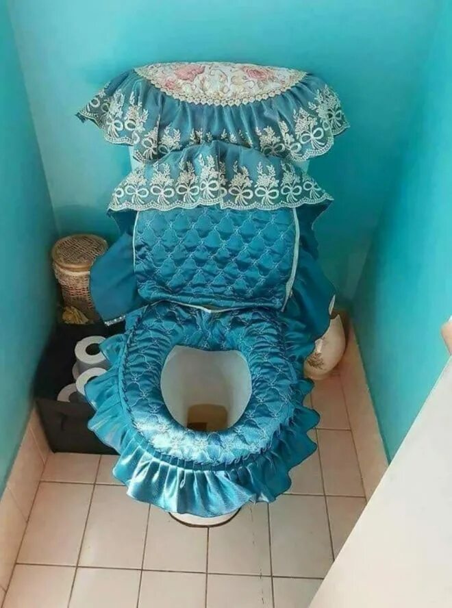 Туалет с рюшками. Унитаз в рюшечках. Туалет трон. Накидка на унитаз