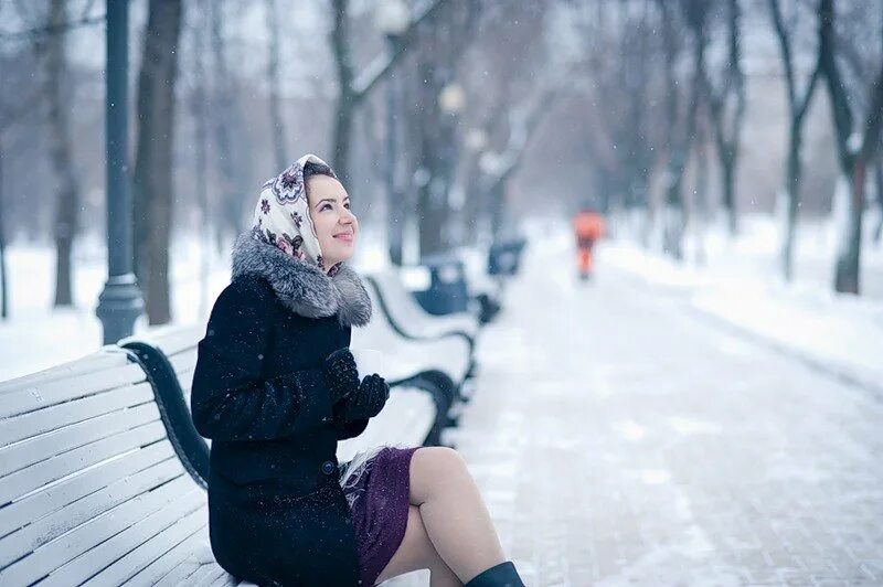 Женщины зимой в городе. Девушка зимой в городе. фотосессия в парке зимой. девушка в парке зимой. фотосессия на улице зимой в городе.