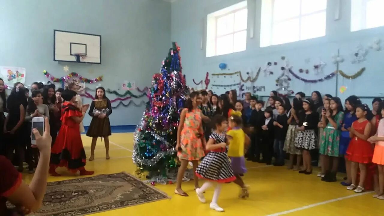 Замела метелица танец в детском саду. Танец замела метелица город мой. замела метелица город мой видео с движениями.
