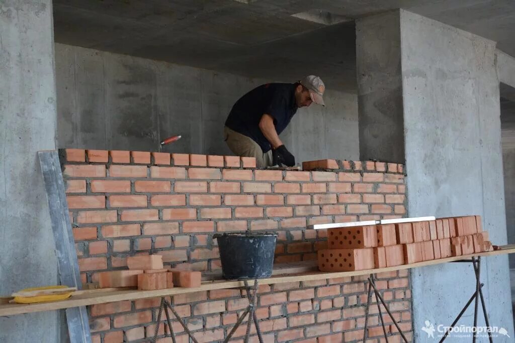 Столбы из кирпича. Стройка кирпичи. Каменщик квадратный метр. Каменщик квадратный метр. Кладка кирпича строитель.