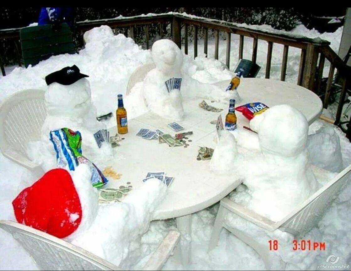 Барбекю на снегу. Столик из снега. Приколы зимой. Снеговик вверх ногами из снега. Смешные снеговики.