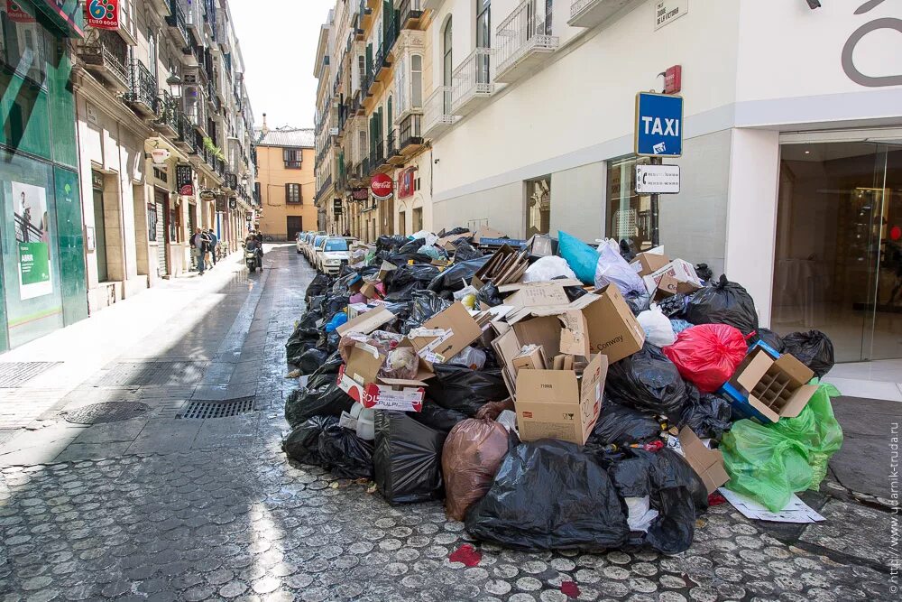 Грязных улиц текст. Забастовка мусорщиков в Неаполе. Неаполь грязный город.