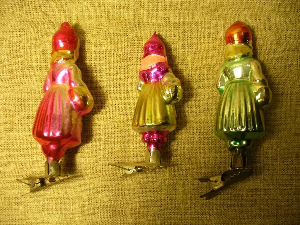 Елочная игрушка девочка с куклой. Советская елочная игрушка девочка на прищепке. Елочная игрушка девушка на прищепке. Елочная игрушка девочка на прищепке. Елочная игрушка ссср морозко.