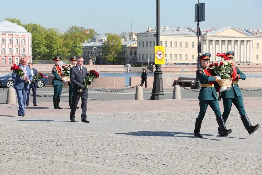 Новости москвы спб. 27 Мая день города. Беглов возложение цветов к медному всаднику. К медному всаднику возложили цветы. Санкт-Петербург днем.