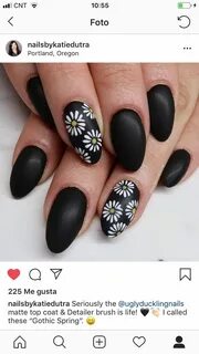 Черный маникюр летом