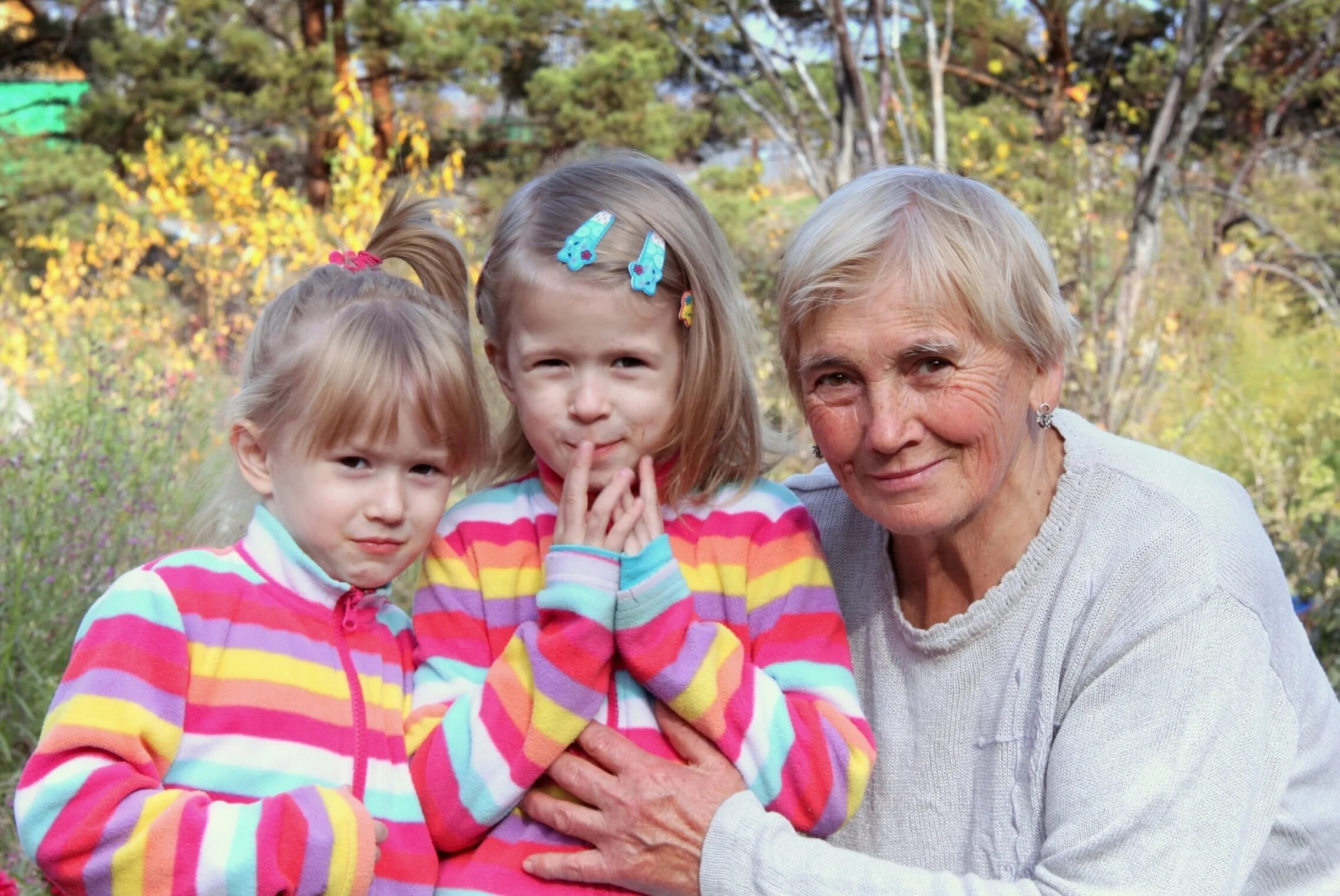 Бабка внучка видео. Бабушка и внучка. Бабушка с внуками. Фотосессия бабушка с внуками. Девочка с бабушкой.
