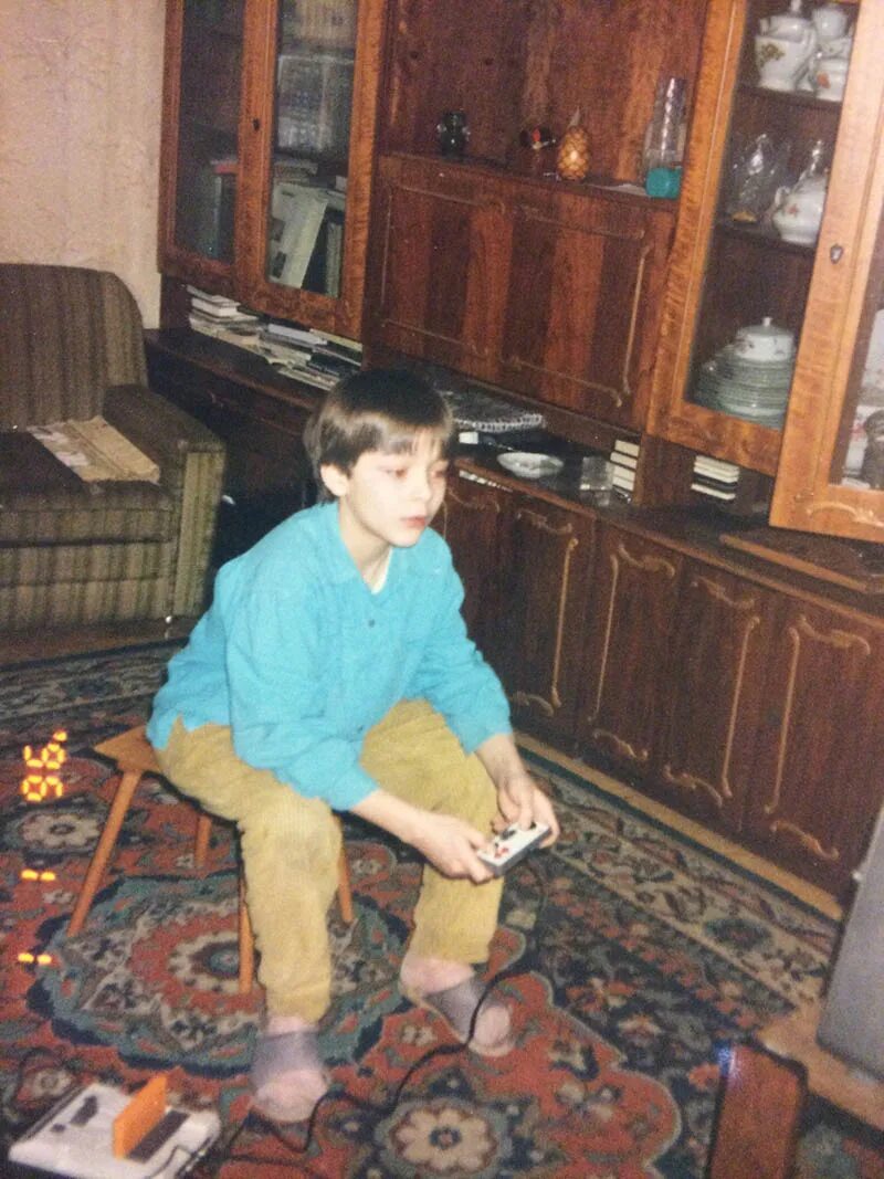 Игровая приставка dendy junior. Мальчики из 90-х. Игровые приставки 90-х годов. Дети за приставкой денди. Дети играют в денди.