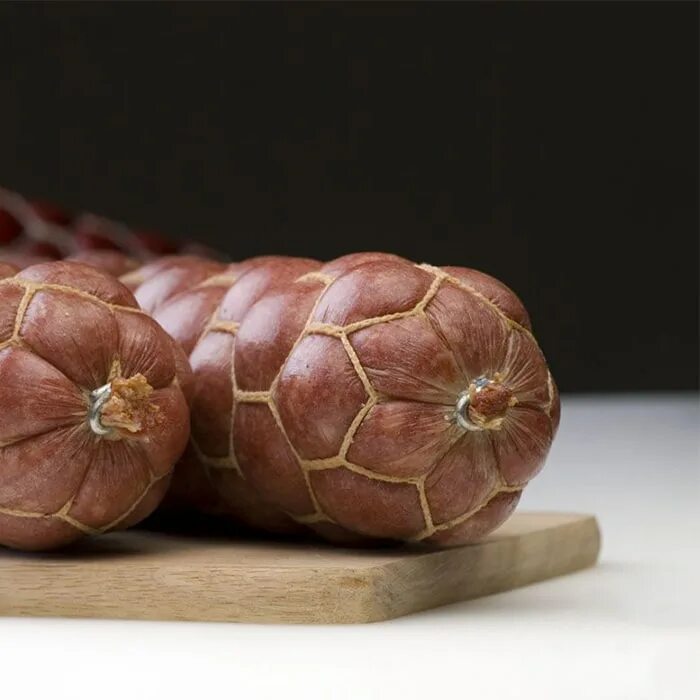 Колбаса в сетке. Колбаса в сетке. Колбаса в сетке. Колбаса в сеточке. Сетчатая колбаса.