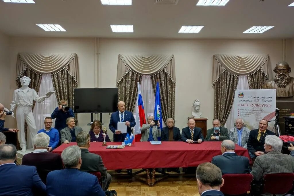 Пленум 16 2025. Правления союза писателей дагестана. союз писателей дагестана. пленум правления союза писателей. рождественский в президиуме союза писателей.