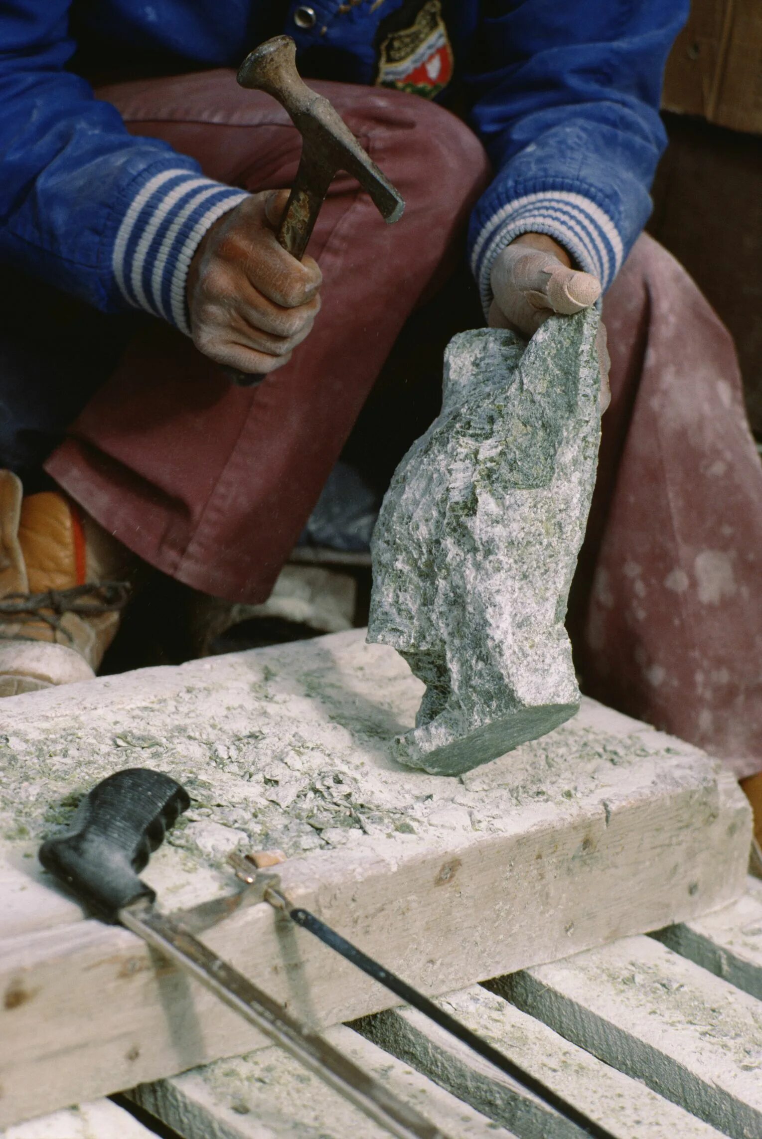 Техники обработки камня. Инструменты резчика по камню. Инструменты скульптора по камню. Инструмент скульптора для обработки камня. Инструменты резьбы по камню в древности.