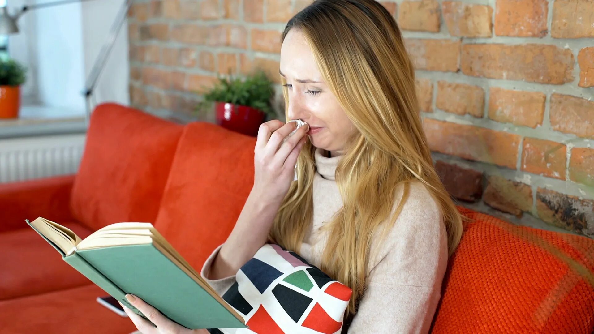 When reading these books the speaker sees. Плачет над книгой. Девушка плачет над книгой. Читает и плачет. Человек плачет над книгой.