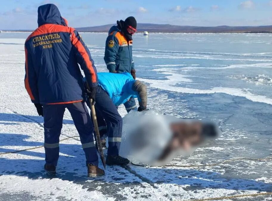 Рыбак провалился под лед. Автомобиль провалился под лед на Байкале. Утонул провалился под лед