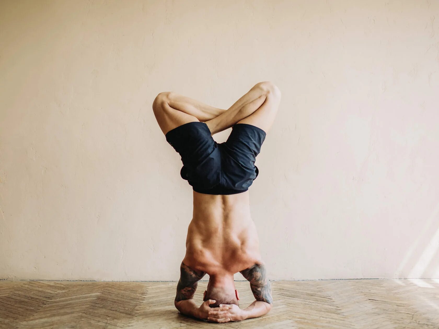 Перевернутые позы в йоге. Headstand. Indian Headstand. Йогин. Йога без слов