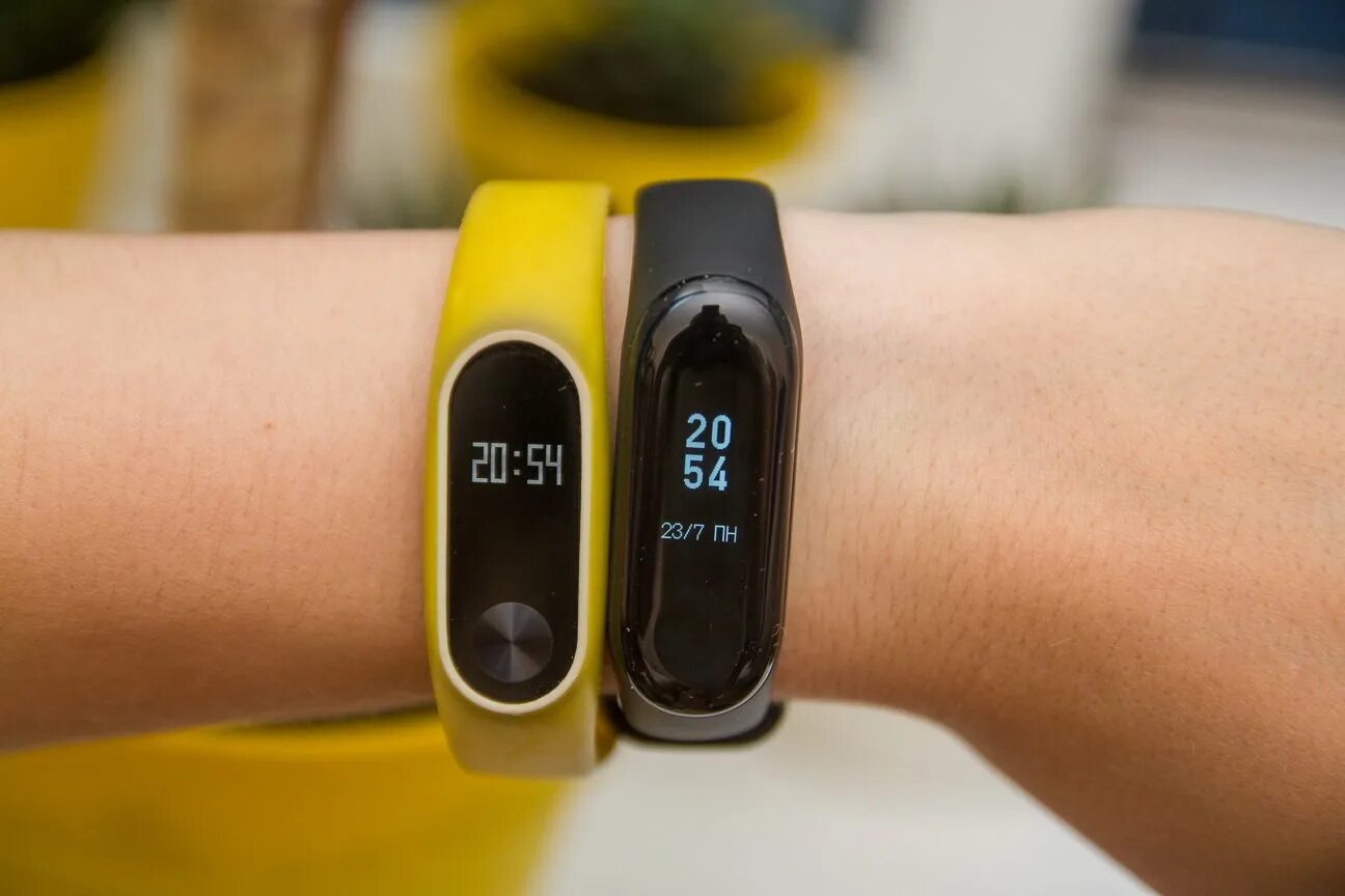 Mi band какие телефоны. Xiaomi mi band 2 3. браслет xiaomi mi band зарядмонак. желтый ремешок mi band 5/6. xiaomi mi band эволюция.