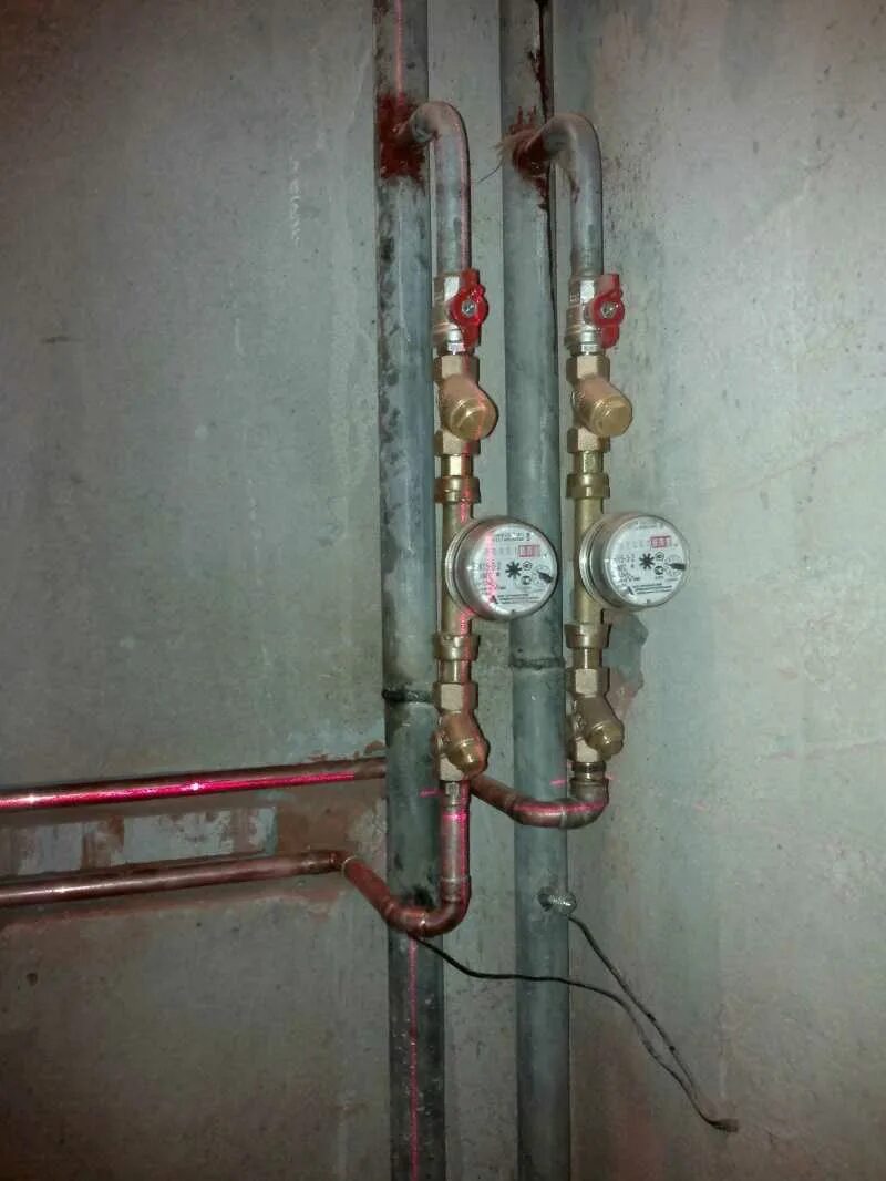 Трубы хвс гвс. Разводка сантехнических труб. Трубы хвс гвс. Монтаж сантехники рехау в квартире. Трубы хвс гвс.