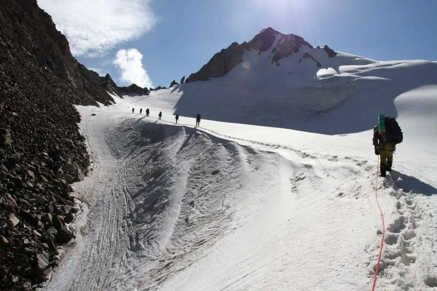 Через горный перевал туристам пришлось идти. Через горный перевал туристам пришлось идти. Кичик алай чогом. Перевал хакуч. Белуха гора восхождение маршрут.