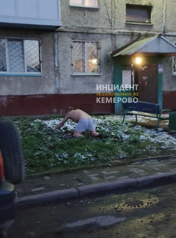 Фото инцидент. Мужчина убирает двор. парни из кемерово. кемерово около магазина фото ночью.