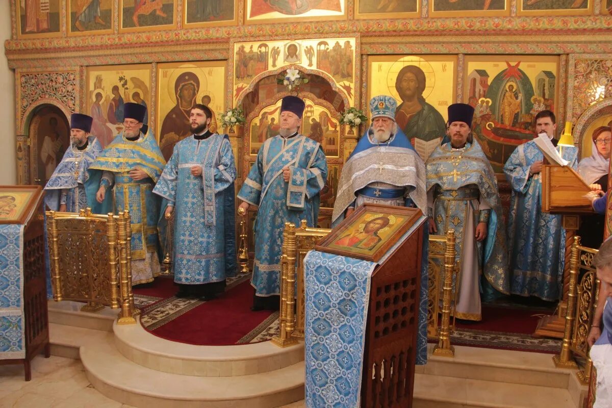 успение пресвятой богородицы храм христа спасителя. храм в путинках успение богородицы. церковь успения пресвятой богородицы в вешняках. богослужения в храме успения. богослужение в успенском соборе московского кремля.