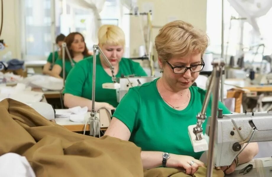 Швейная фабрика платьев. Фабрика - ткацкая фабрика - швейная фабрика. Фабрика пошива одежды. Фабрика по пошиву одежды. Швейная фабрика кузнецк пензенской области.