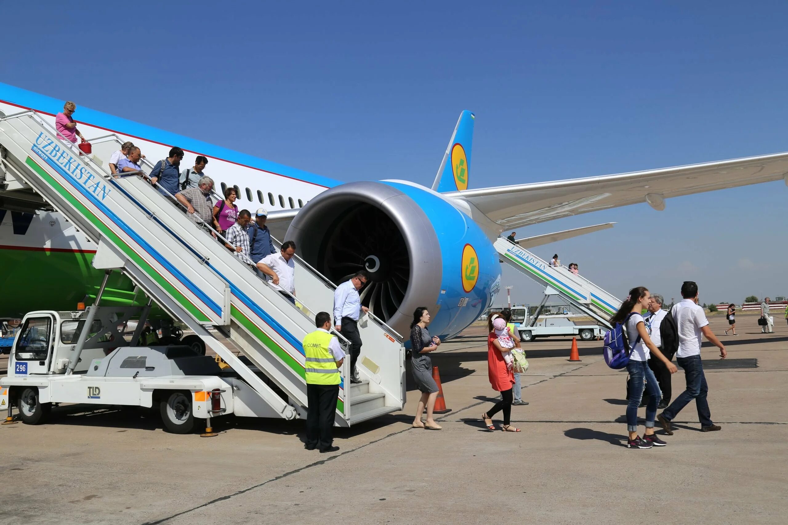 Uzbekistan airways рейсы. Узбекистан авиакомпания хаво йуллари. Самолет Узбекистон хаво йуллари. Узбекистан Эйрвейз самолеты. НАК «Узбекистан хаво йуллари».