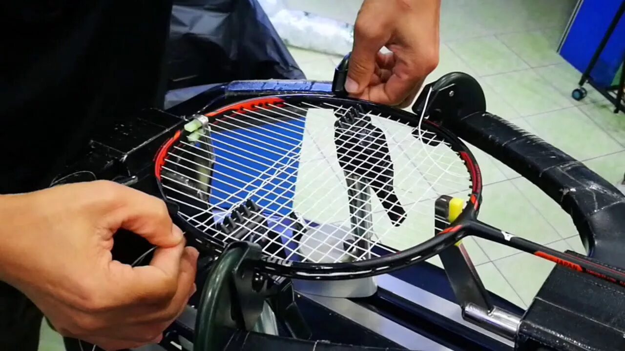 Сетка по бадминтону образец. Badminton strings. Натяжка струн на теннисной ракетке. Теннисный стрингер станок. Con stringing.