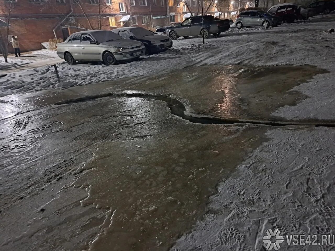 К чему снится прорвало воду. Потоп. Потоп в Кемерово. Прорвало трубу. Прорыв трубы зимой.