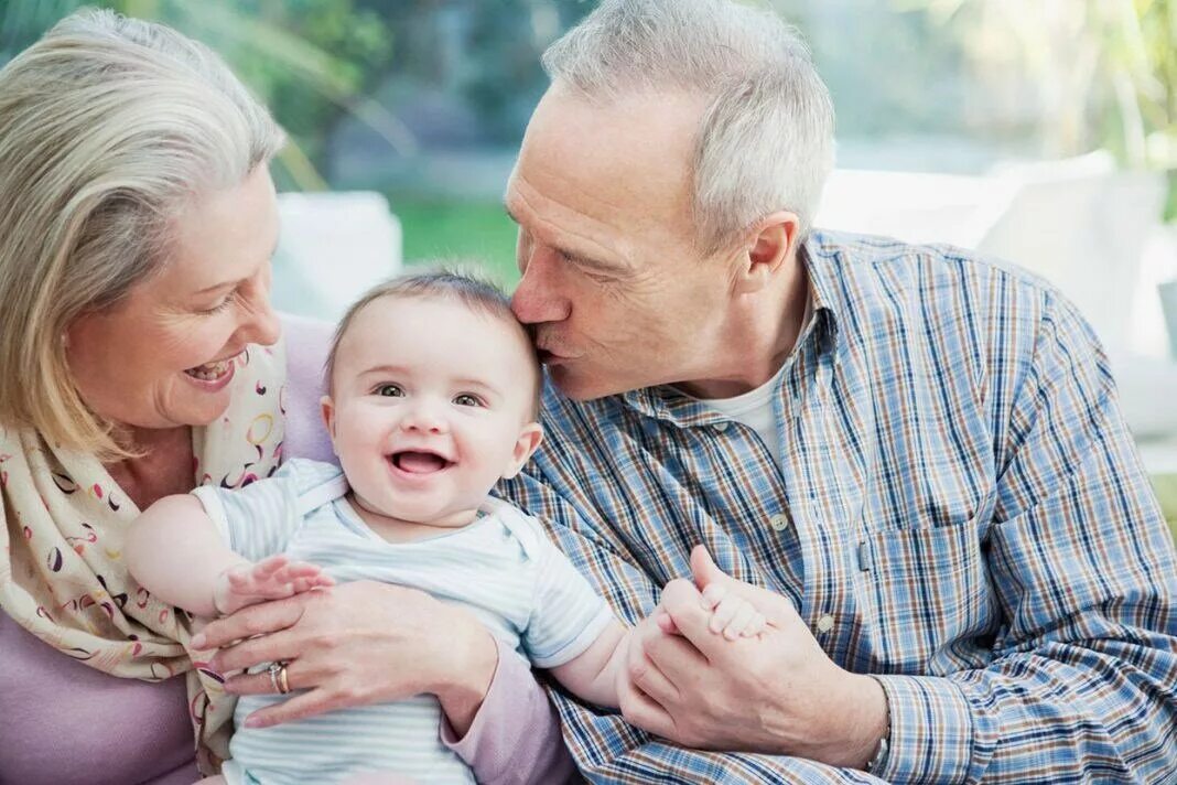 Daughter grandfather. Пожилые и дети. Бабушка и дедушка. Дедушка с внуками. Бабушка и дедушка с внуком.