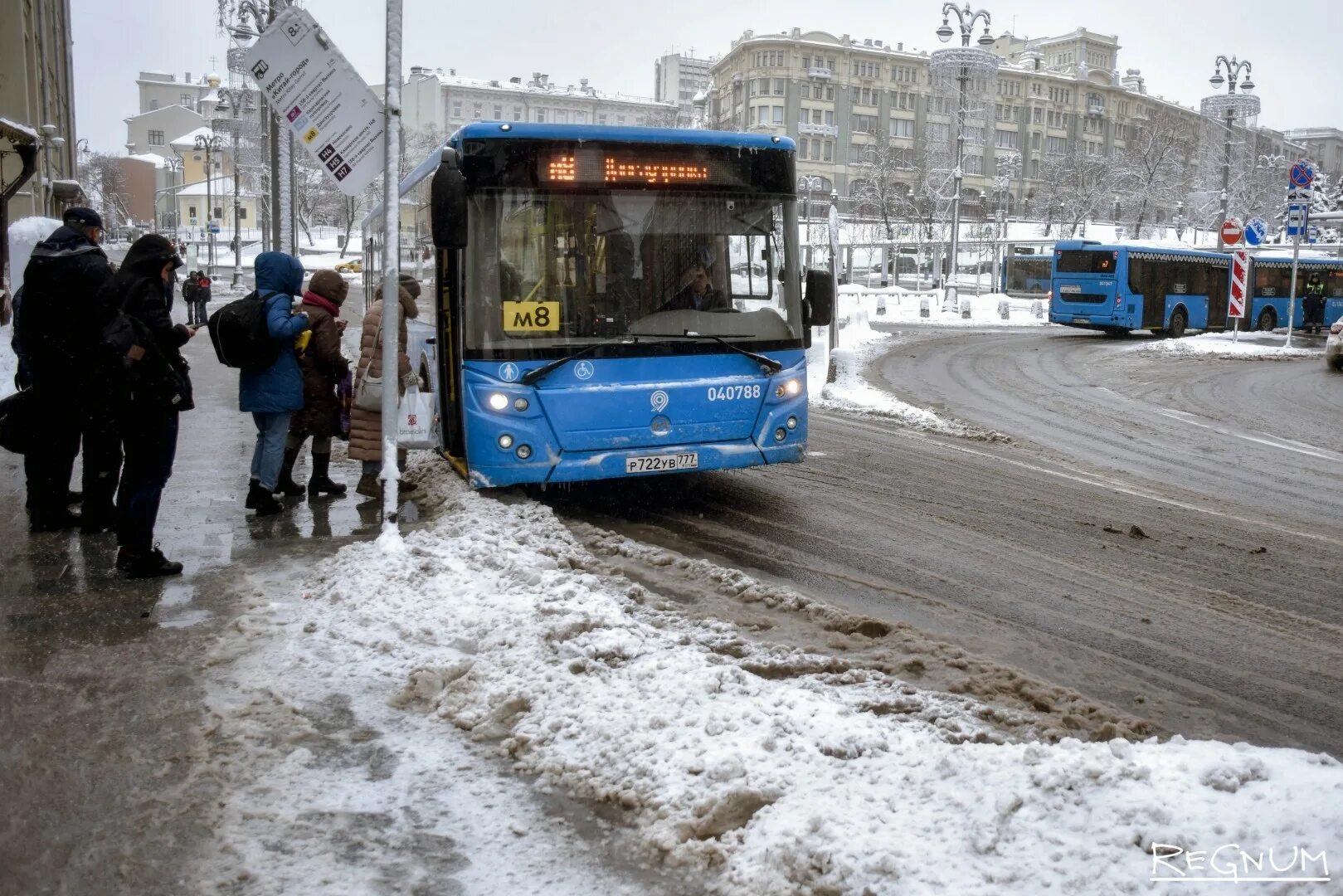 Остановка синий. Автобус подъезжает к остановке. Московский автобус зимой. Автобус Москва зима. Маршрутка Москва зимой.