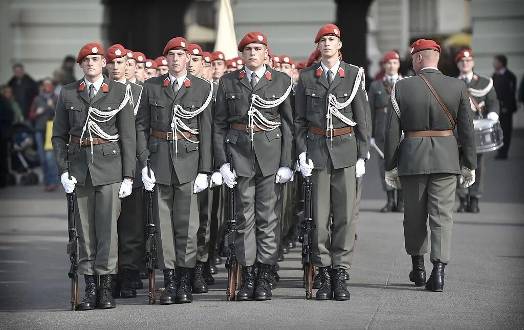 Парадная униформа Бундесвера ФРГ. Парадная униформа Бундесвера Австрии. Униформа Бундесвера 2022 парадная. Униформа Бундесвера 1955.