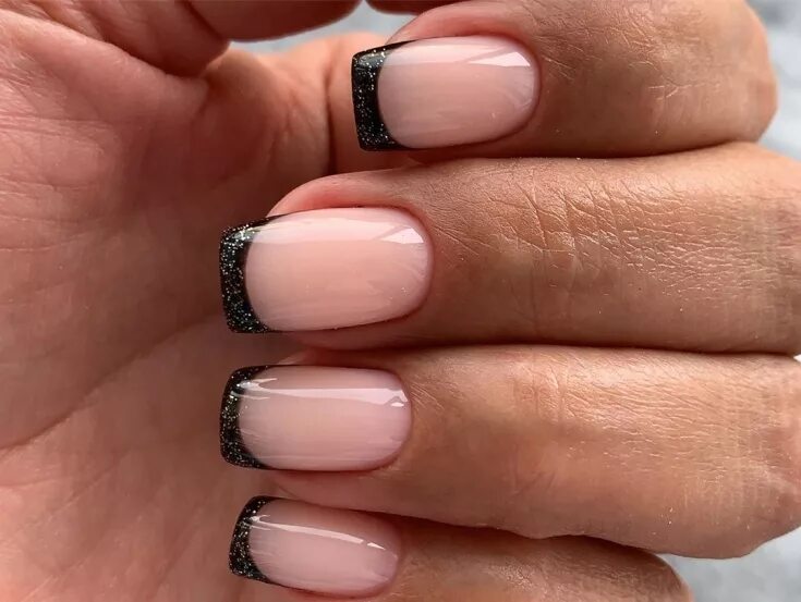френч бежевый с черным. белые ногти с черным френчем. молочный маникюр с черным френчем. маникюр бежевый с черным. френч маникюр.