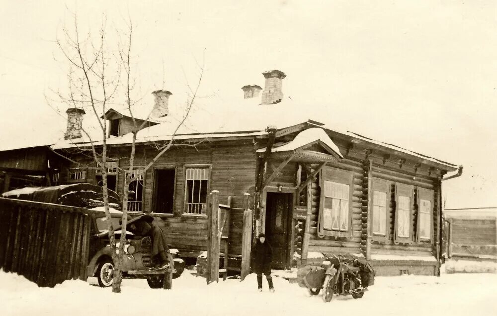 Комендатура гатчина. Домик в деревне в годы войны. сиверская в годы войны. деревенские дома во время войны. немецкая комендатура в вов.