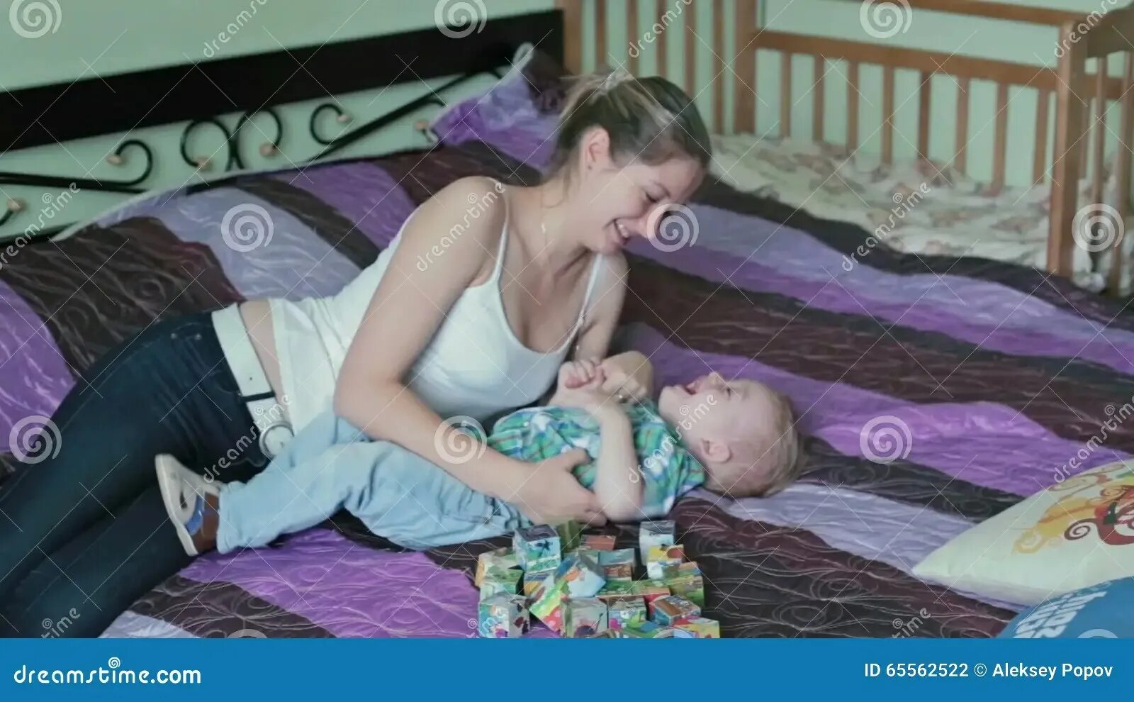Русские зрелые спящие мамы. Несовершеннолетний сын и мать. Мама и Сыночки мама в постели. Мамочка и сын в постели. Несовершеннолетний сын и мать переспали.