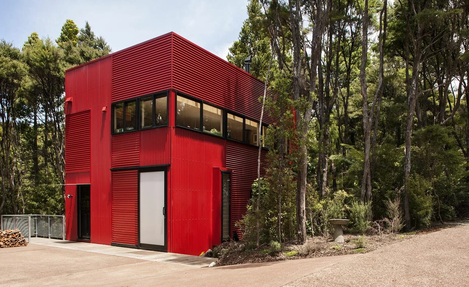 Домики красного цвета. Красный дом современный. Дома современные красные. Красная дача. Черно красный дом.