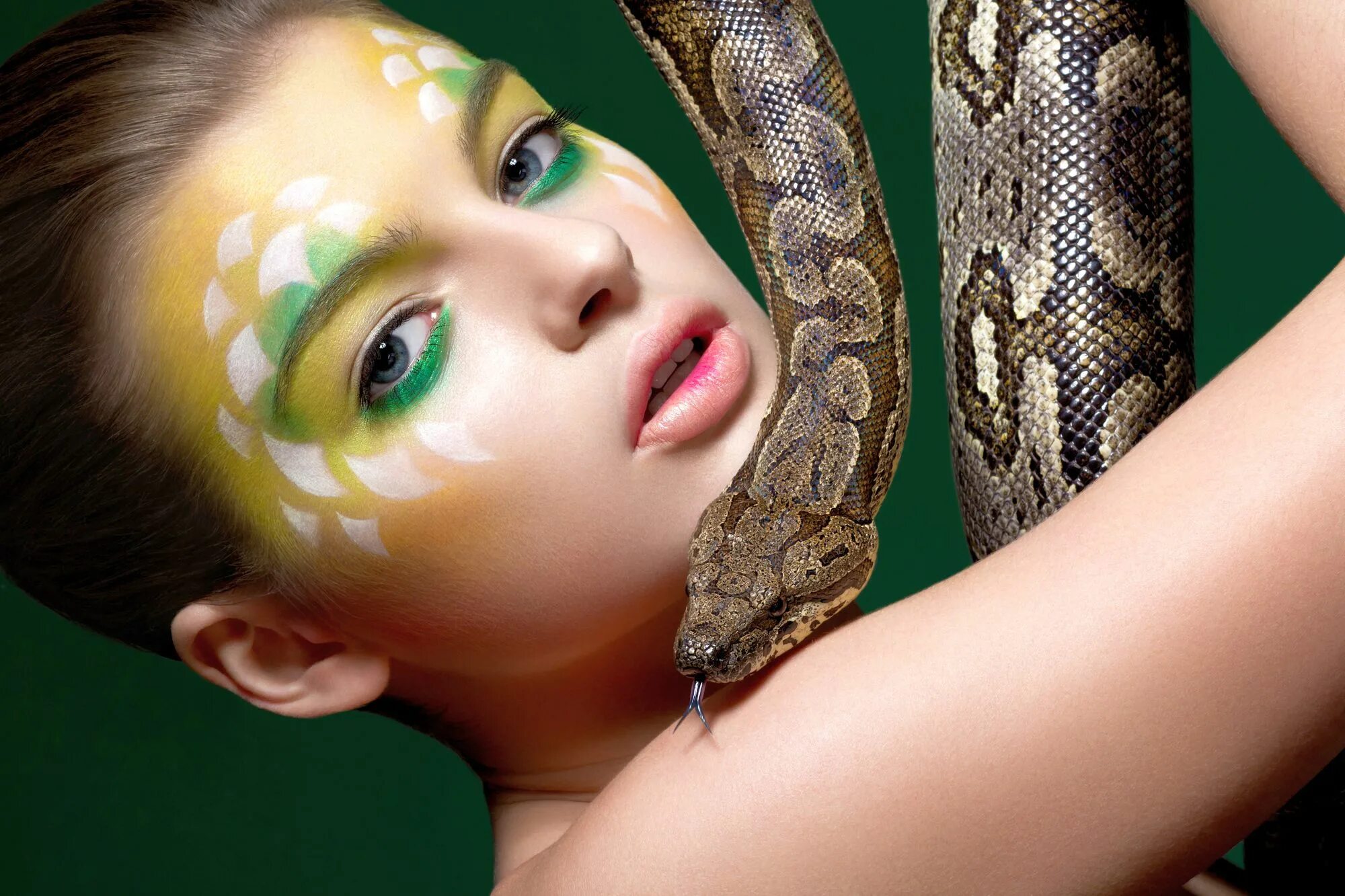 Что значит женщина змея. Что значит женщина змея. Фотосессия со змеей. Девушка змея. Медуза горгона в полный рост.