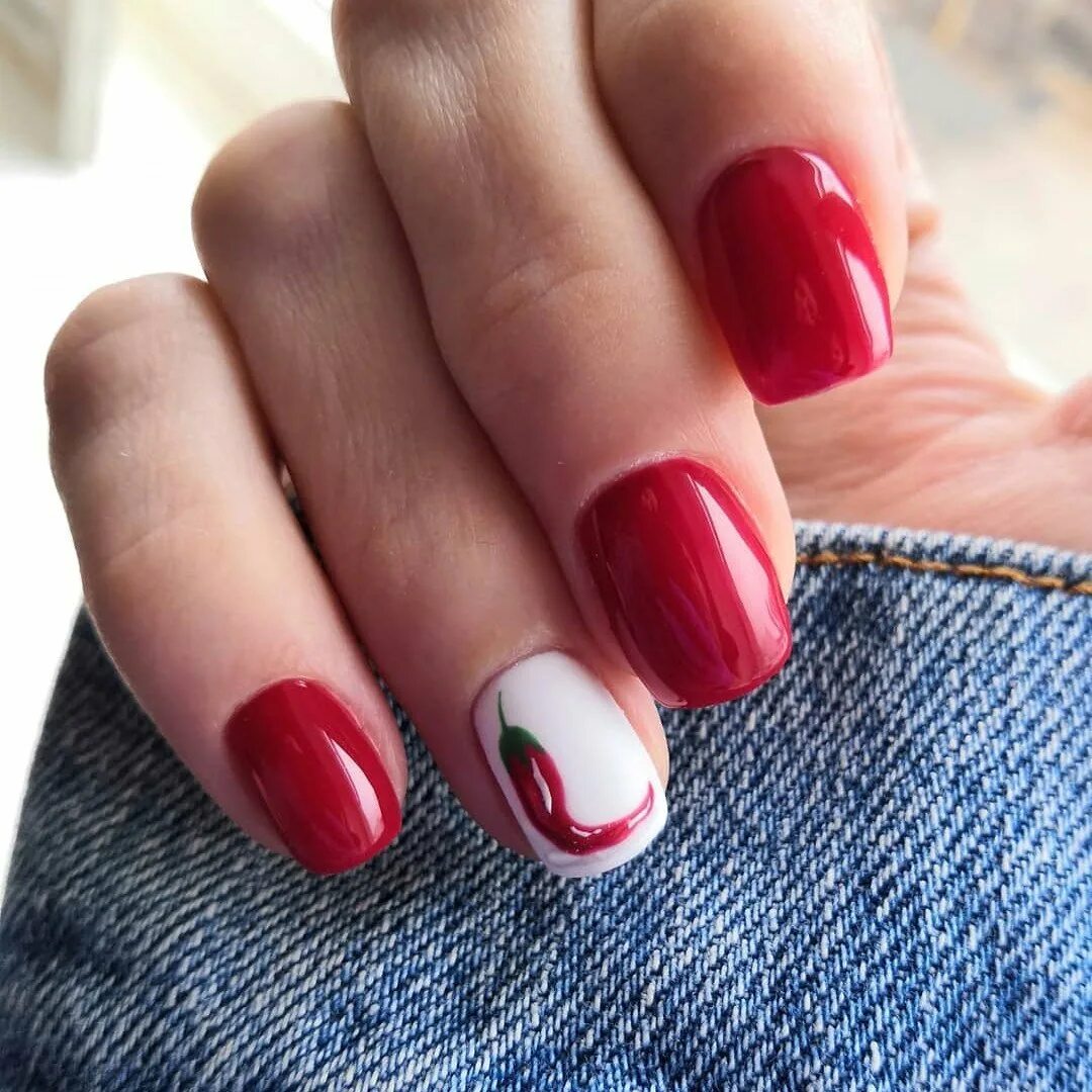 маникюр с красным лаком. маникюр на кр короткие ногти. маникюр 2023 матовый красный квадрат. маникюр на короткие красный цвет. маникюр на короткие ногти в красных тонах.