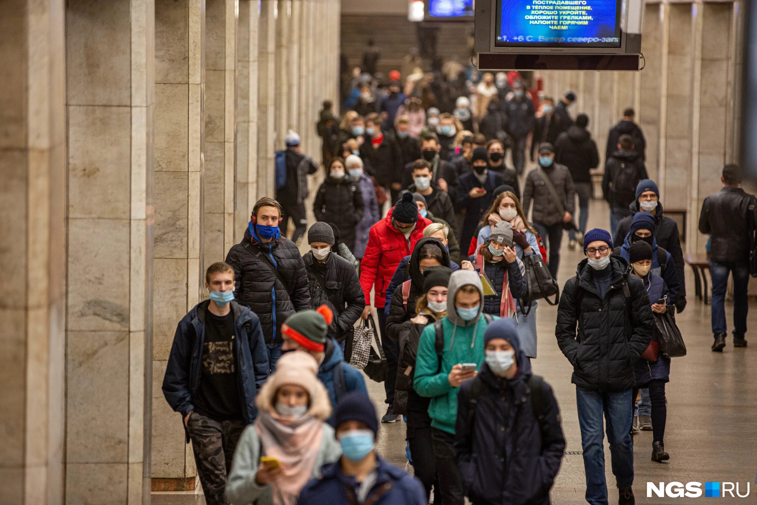 В новогоднюю ночь до скольки работает метро. Толпа в метро в масках. люди в масках в метро новосибирск. пассажиры в маках в метро. люди в метро зимой в маске.