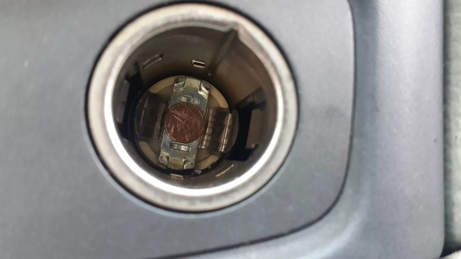 Прикуриватель вольво. Клеммы прикуривателя volvo xc90. Прикуриватель в вольво xc70. Volvo xc90 прикуриватель. Прикуриватель volvo xc90.