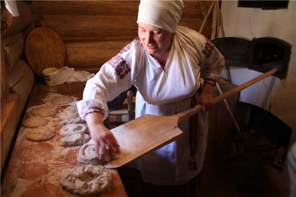 Женщина печет хлеб. Бабушка печет хлеб. Выпечка хлеба в старину. Выпечка хлеба на Руси. Рецепт хлеба бабушки