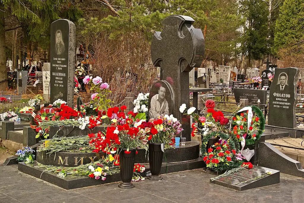 В каком городе находится могила. Могила михаила круга. дмитрово-черкасское кладбище круг. михаил круг кладбище. михаил коркия могила.