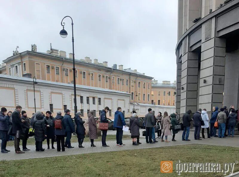 Очередь ленинградская область. Очередь плакат. Очереди в ссср. Очередь ленинградская область. Метрополитен 65 лет.