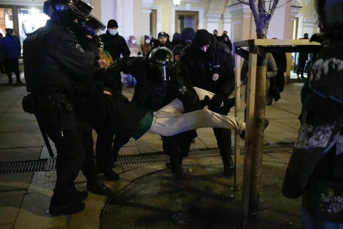 Протестующий карикатура. Протесты в петербурге. Миру мир задержания. Миру мир плакат задержали. Пикет с колбасой мираторг.