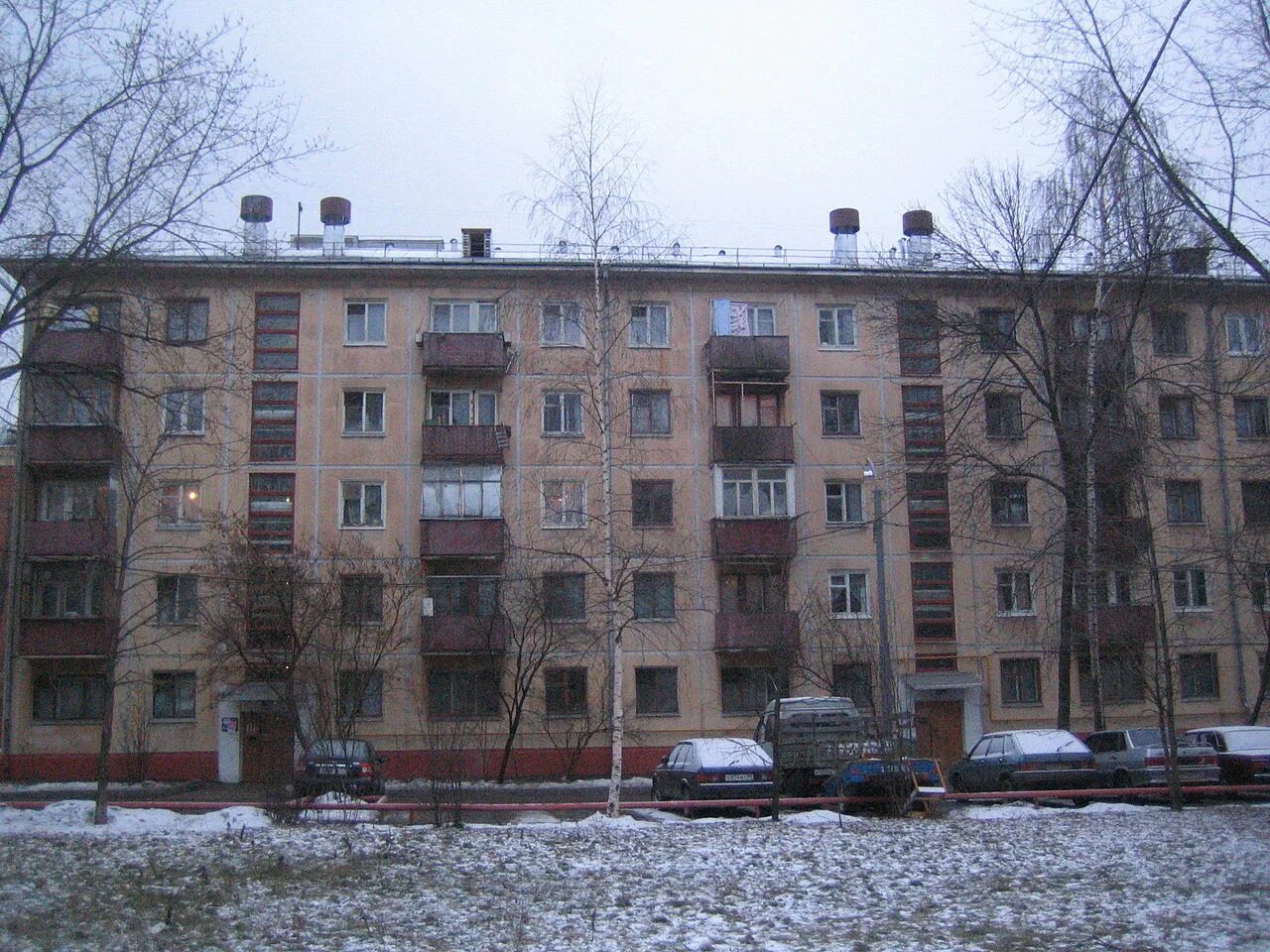 Фото пятиэтажного дома. Хрущевка 1 335 Иркутск. Панельный дом 1-335.