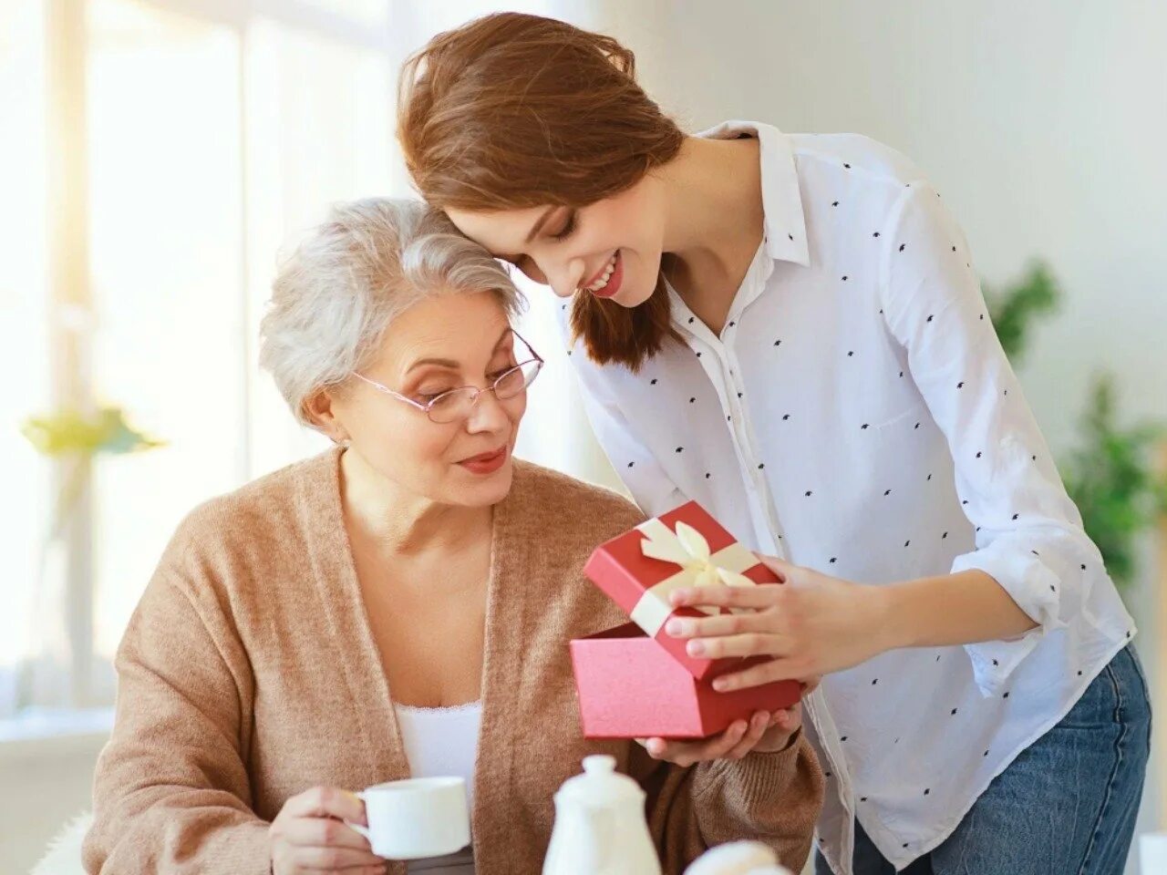 Момс. Мама идеи к ребенку. Мама дарит подарок. Мама дарит подарок. День матери в сша.