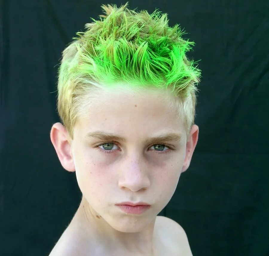 Розово зеленый мальчик. Мальчик с зелеными волосами. Крашеные прически для мальчиков. Цветное окрашивание для мальчиков. Мальчики с зелёнымиволосами.