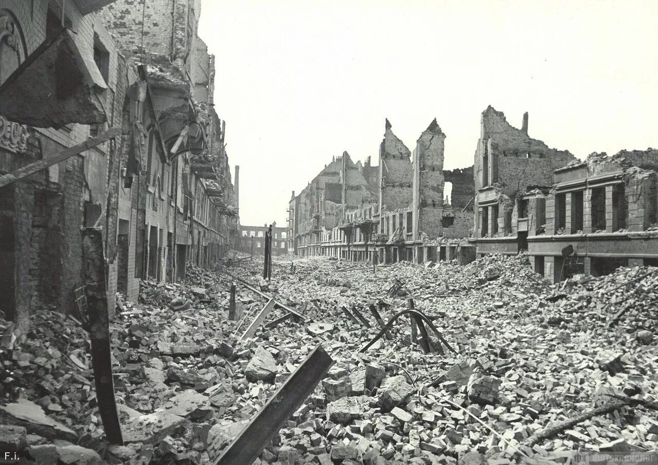 Город разрушенный во время войны. Бомбардировка Гамбурга 1943. Гамбург после бомбежки в 1943 году. Дрезден после бомбежки 1945 год. Гамбург после бомбардировки 1945.