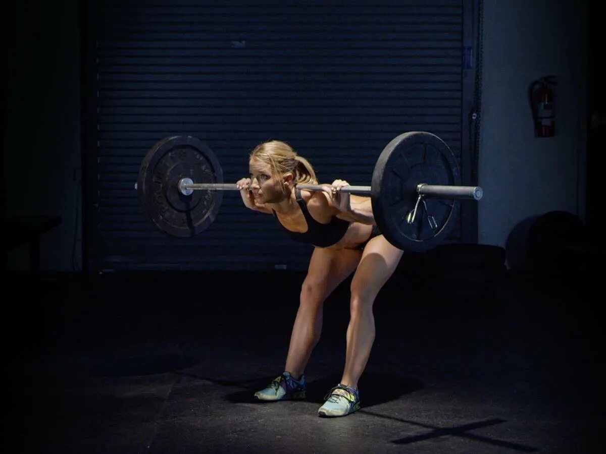 Тяга штанги девушки