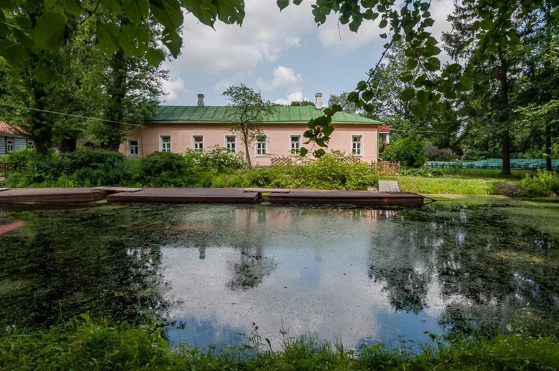 чехов в саду в мелихово. дом чехова в ялте сад. сад чехова в мелихово. чехов в саду в мелихово. розы из чеховского сада.