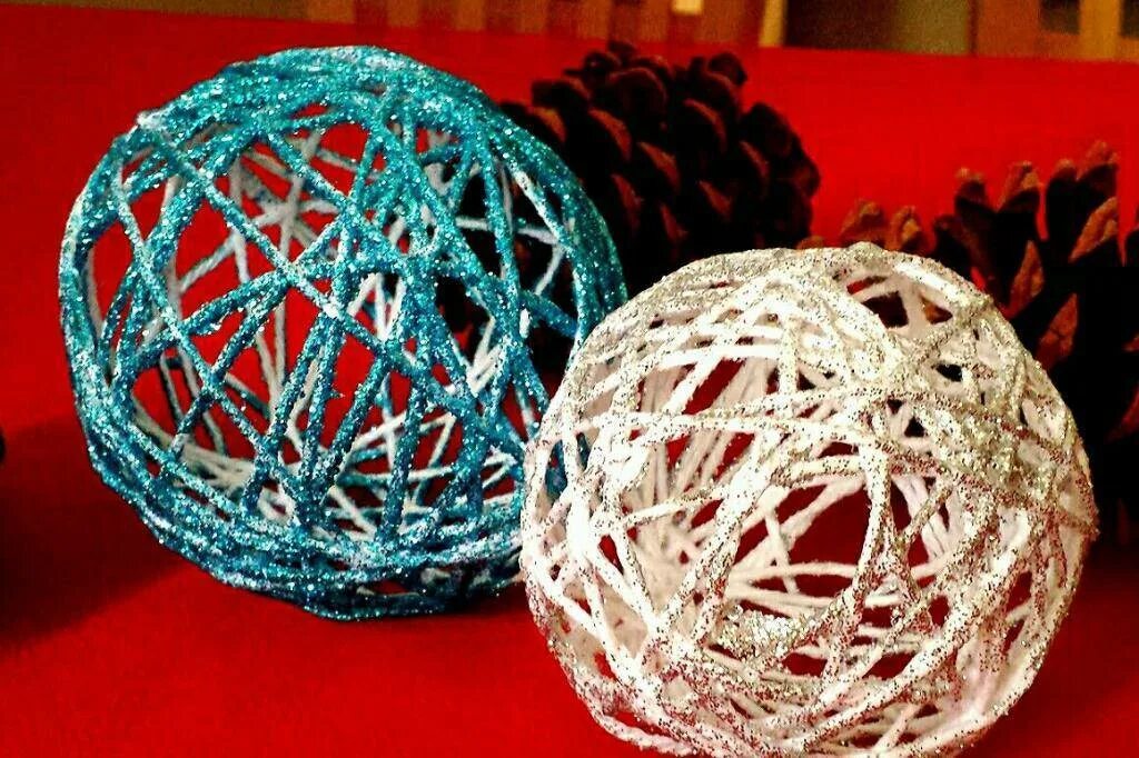 Шар из ниток. Новогодние шары из ниток. Шарик из ниток и клея. Елочные шары из ниток и клея.