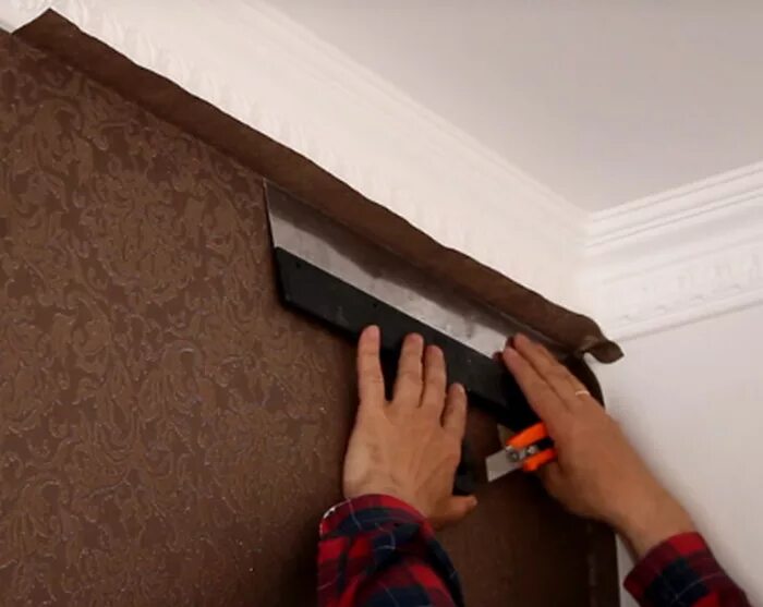 обрезки обоев. клеить обои у окна. как правильно отрезать обои. клеить обои. подрезка обоев.